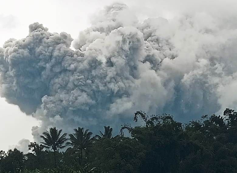 BREAKING NEWS Gunung  Semeru  Meletus  Luncurkan Awan Panas 