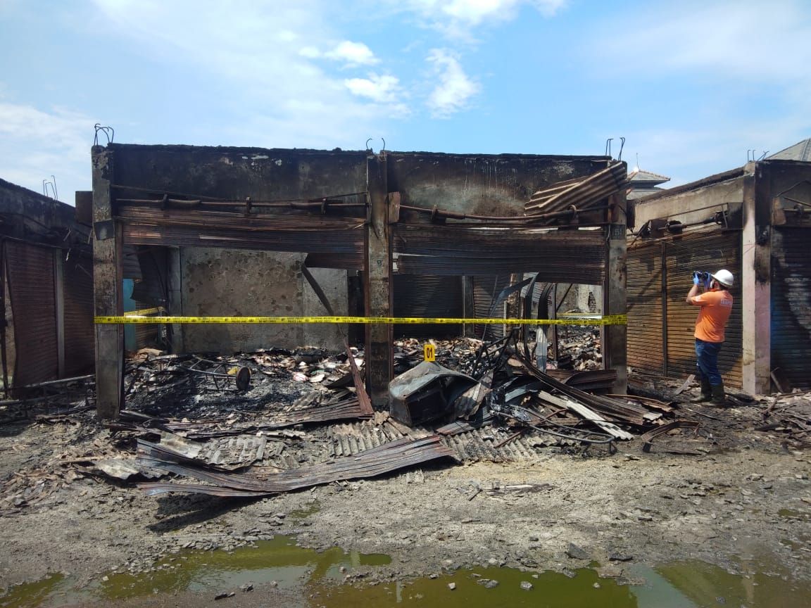 Sisa puing dan reruntuhan toko di Pasar Inpres Pamanukan yang terbakar Sabtu dini hari sudah dipasangi garis polisi