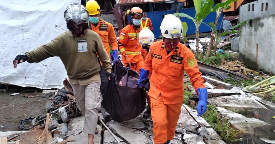 TIM SAR gabungan mengevakuasi jenazah korban gempa di Sulawesi Barat, Sabtu 16 Januari 2021/Instagram/bnpbIndonesia
