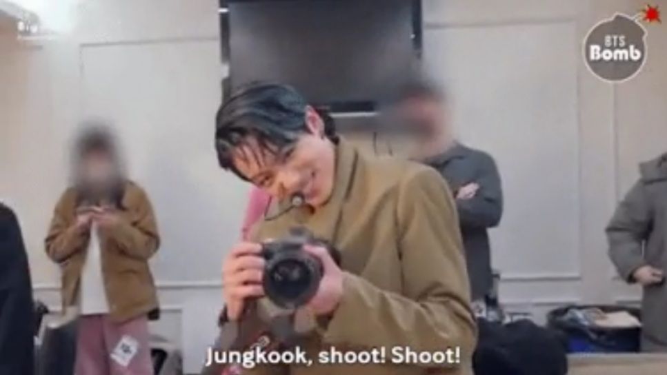 Jungkook BTS menyulap kamera menjadi pistol.
