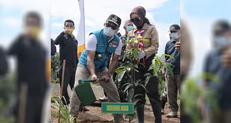 Gubernur Jawa Barat tanam bibit pohon di pinggiran aliran Sungai Citarum
