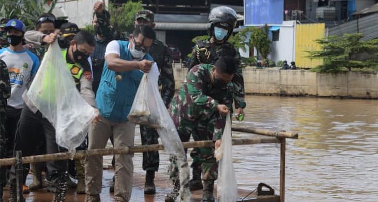 Gubernur Jawa Barat Ridwan Kamil menebar benih ikan di aliran Sungai Citarum