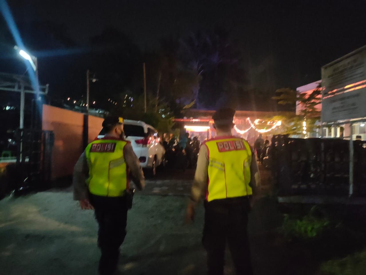 Petugas Polres Bogor dan Satgas Penanganan Covid-19 melakukan patroli malam di sejumlah pusat keramaian di Kabupaten Bogor.*