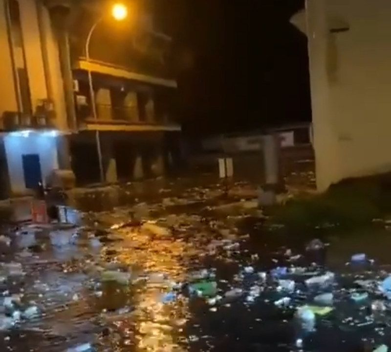 Air laut masuki kawasan Megamas akibat ombak tinggi hantam Pantai Manado