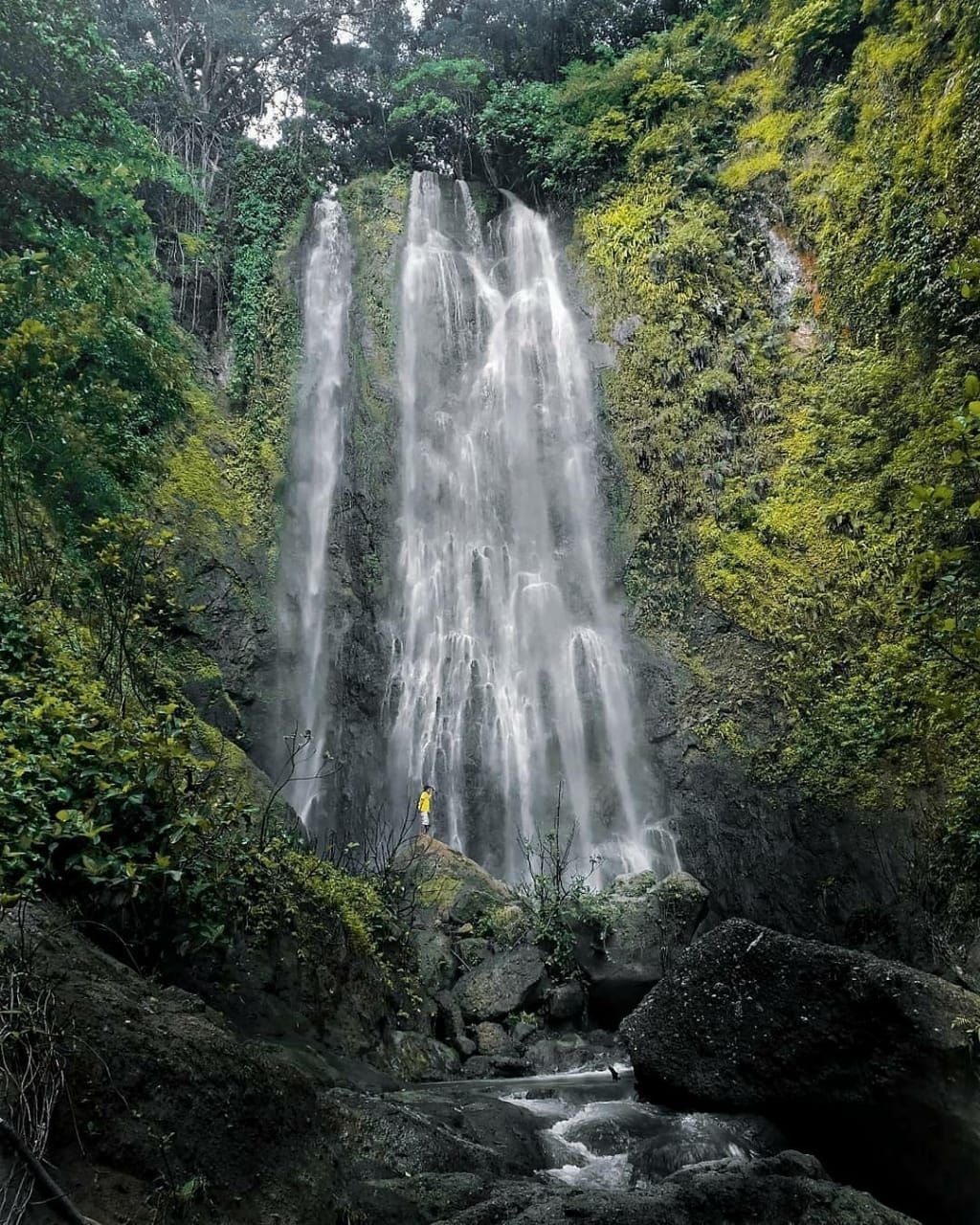Seorang remaja sedang berfoto di Curug Bunton Padaherang