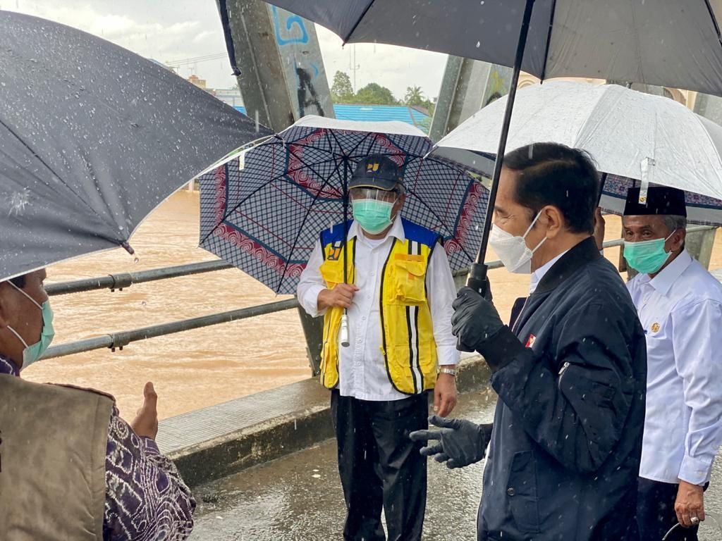 Presiden Jokowi saat mengunjungi lokasi banjir di Kalsel, Senin 18 Januari 2021.*