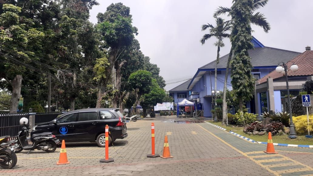 Suasana halaman parkir Kantor Perumda Tirta Pakuan Kota Bogor yang tutup karena harus disterlisasi paska 14 karyawannya terpapar Covid-19, Senin 18 Januari 2021.