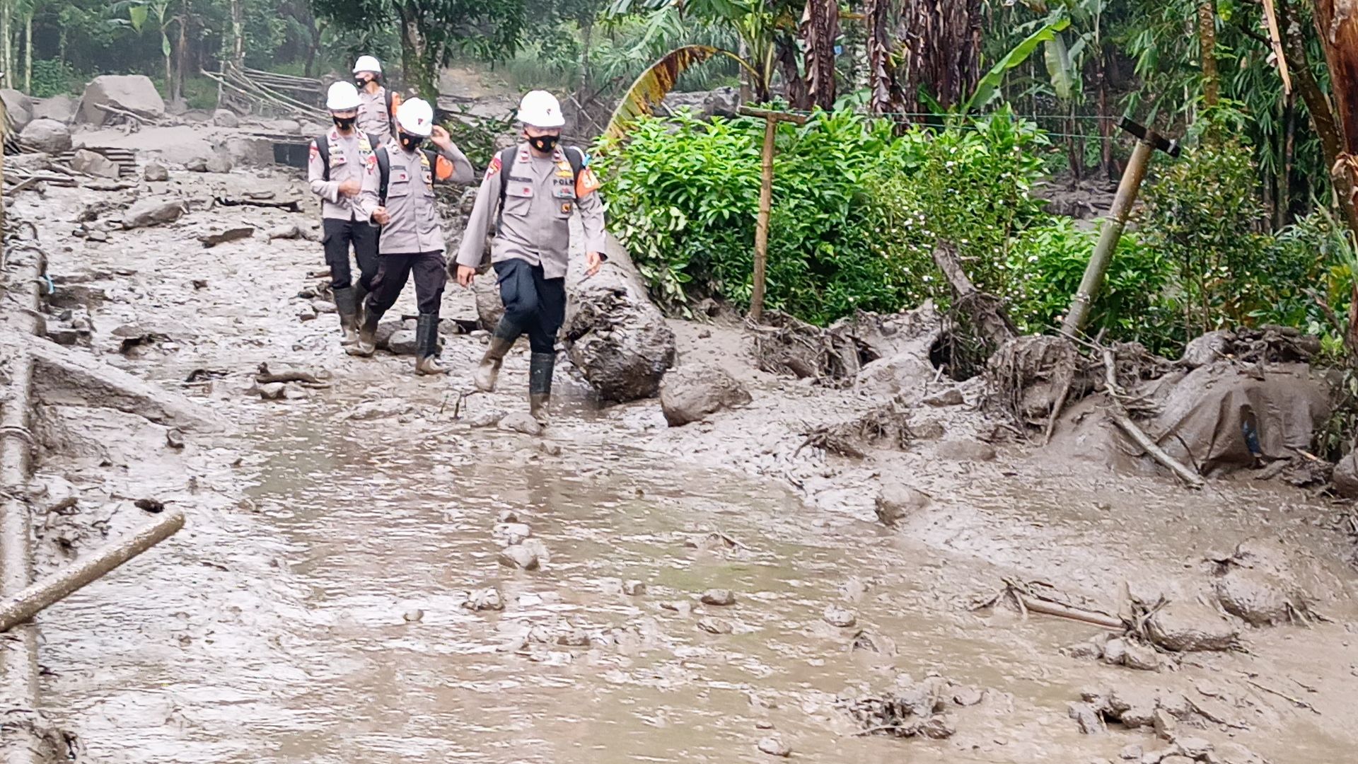 Petugas gabungan saat melakukan evakuasi di lokasi banjir bandang Gunung Mas