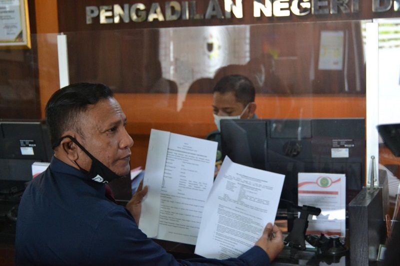 I Wayan Gendo Suardana, tim kuasa hukum Jerinx dalam kasus IDI Kacung WHO saat mengambil hasil putusan banding Pengadilan Tinggi, di PN Denpasar  Bali, Selasa Bali 19 Januari 2021.