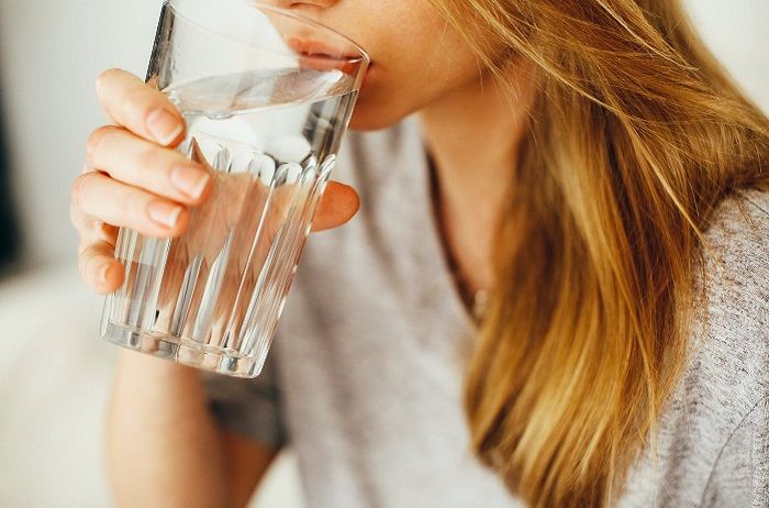 Minum air putih sehat untuk kesehatan dan kulit.