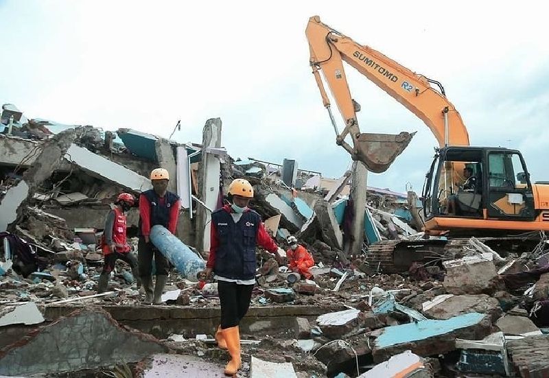 Relawan masih terus melakukan pencarian korban gempa dan membersihkan puing-puing reruntuhan bangunan. 
