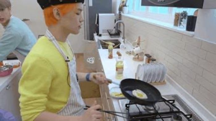 Chenle NCT membuat telur goreng