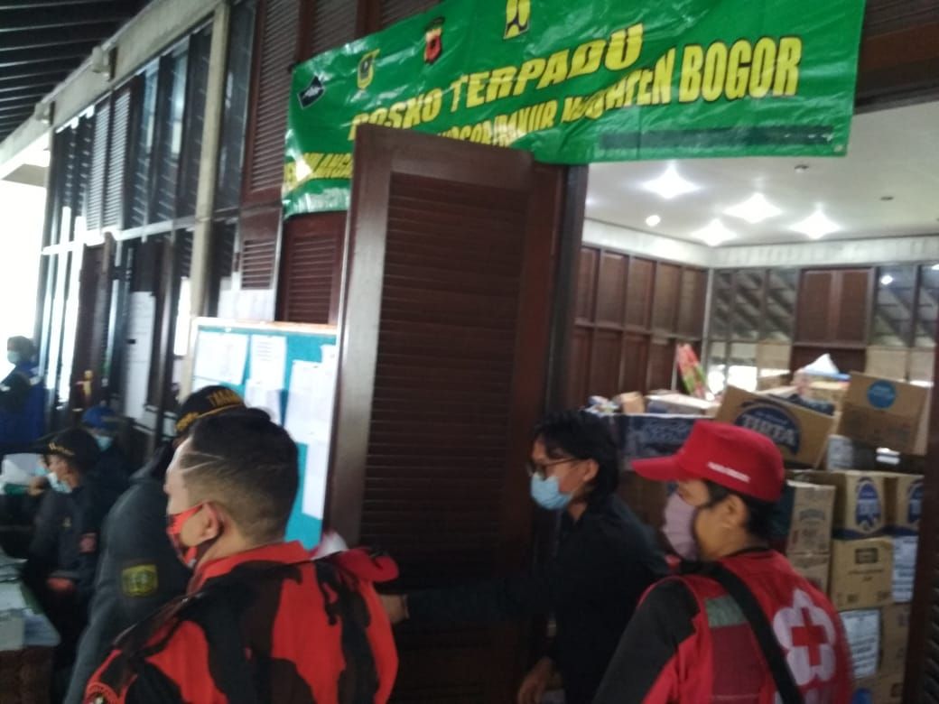 Suasana tempat penampungan logistik bantuan bencana banjir bandang dan longsor di Posko Terpadu Komplek PTPN VIII Gunung Mas, Puncak Bogor, Kamis 21 Januari 2021.*