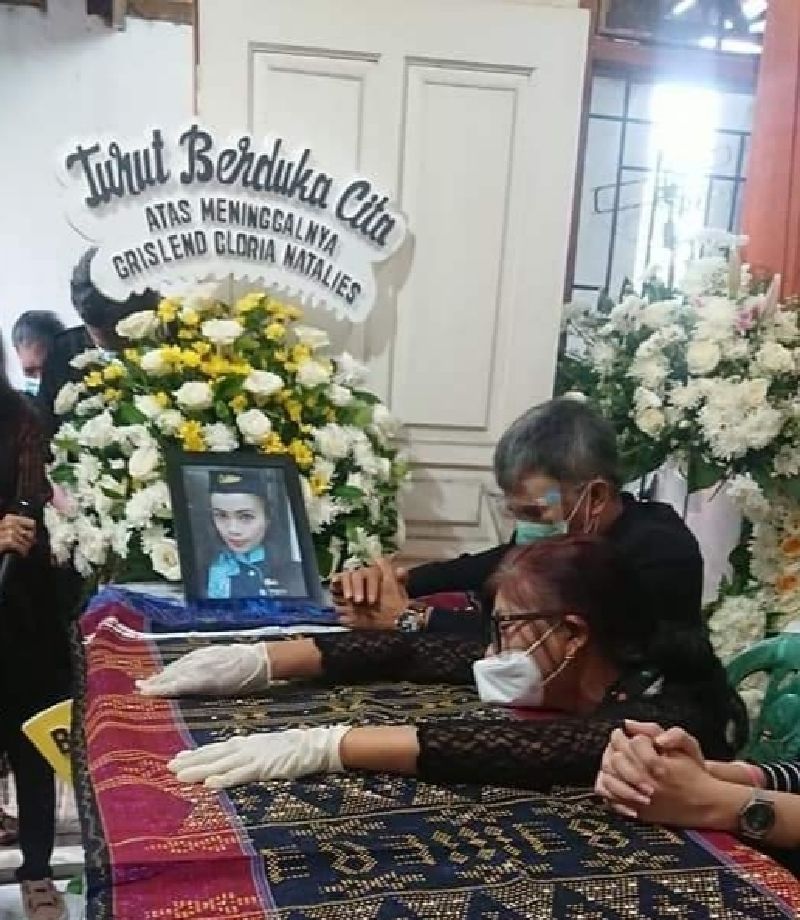 Keluarga tampak berduka di depan peti jenazah pramugari Sriwijaya Air SJ 182 Grislend Gloria Natalies. 