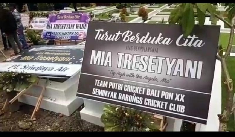 Suasana pemakaman Mia Zet Wadu, pramugari Sriwijaya Air yang jatuh, di Taman Makam Umat Kristiani Mumbul Nusa Dua, Badung Bali, Kamis 21 Januari 2021.