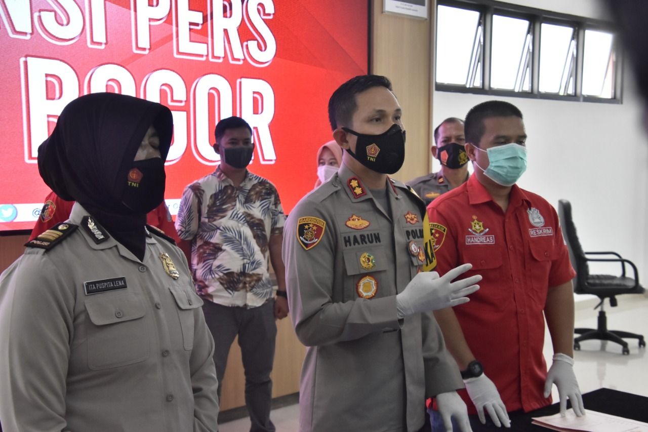 Kapolres Bogor AKBP Harun saat merilis kasus prostitusi onlien Puncak di Mapolres Bogor, Jumat 22 Januari 2021