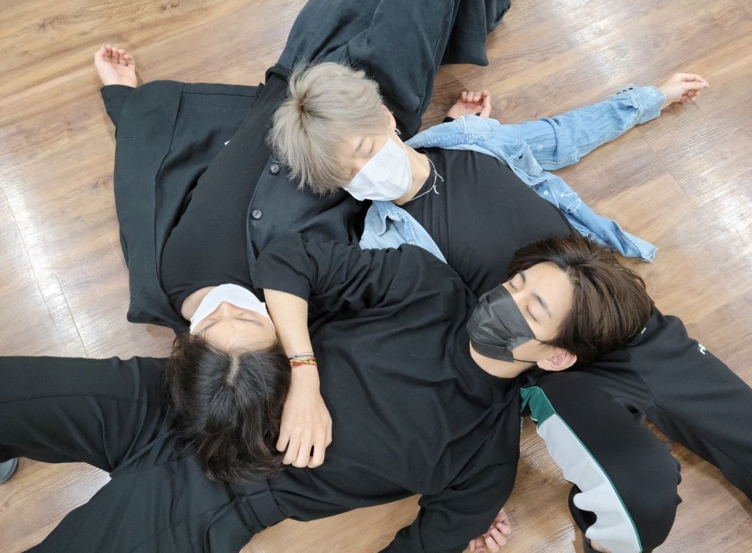 Sejumlah member BTS mempunyai kebiasaan tidur yang unik. Ada V BTS, Jungkook, RM, dan J-Hope. Siapa yang paling unik?