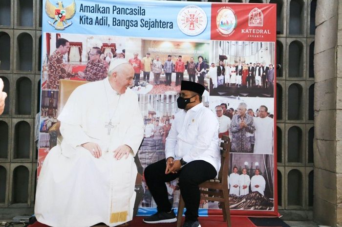 Gus Yaqut bagikan foto dengan beberapa pemuka agama.
