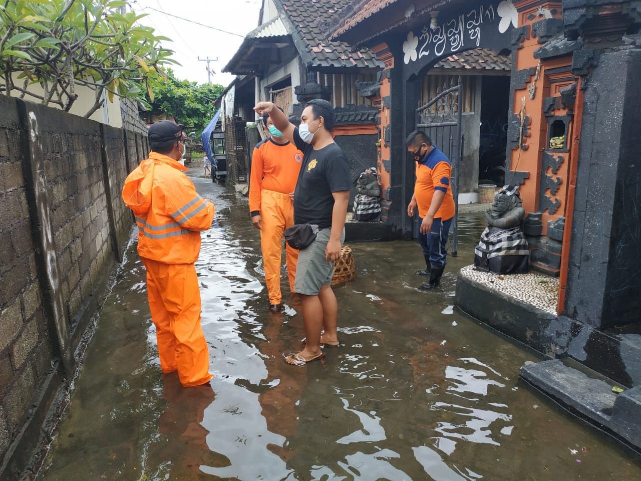 Air menggenang masuk ke rumah warga di Jimbaran Jumat 22 Januari