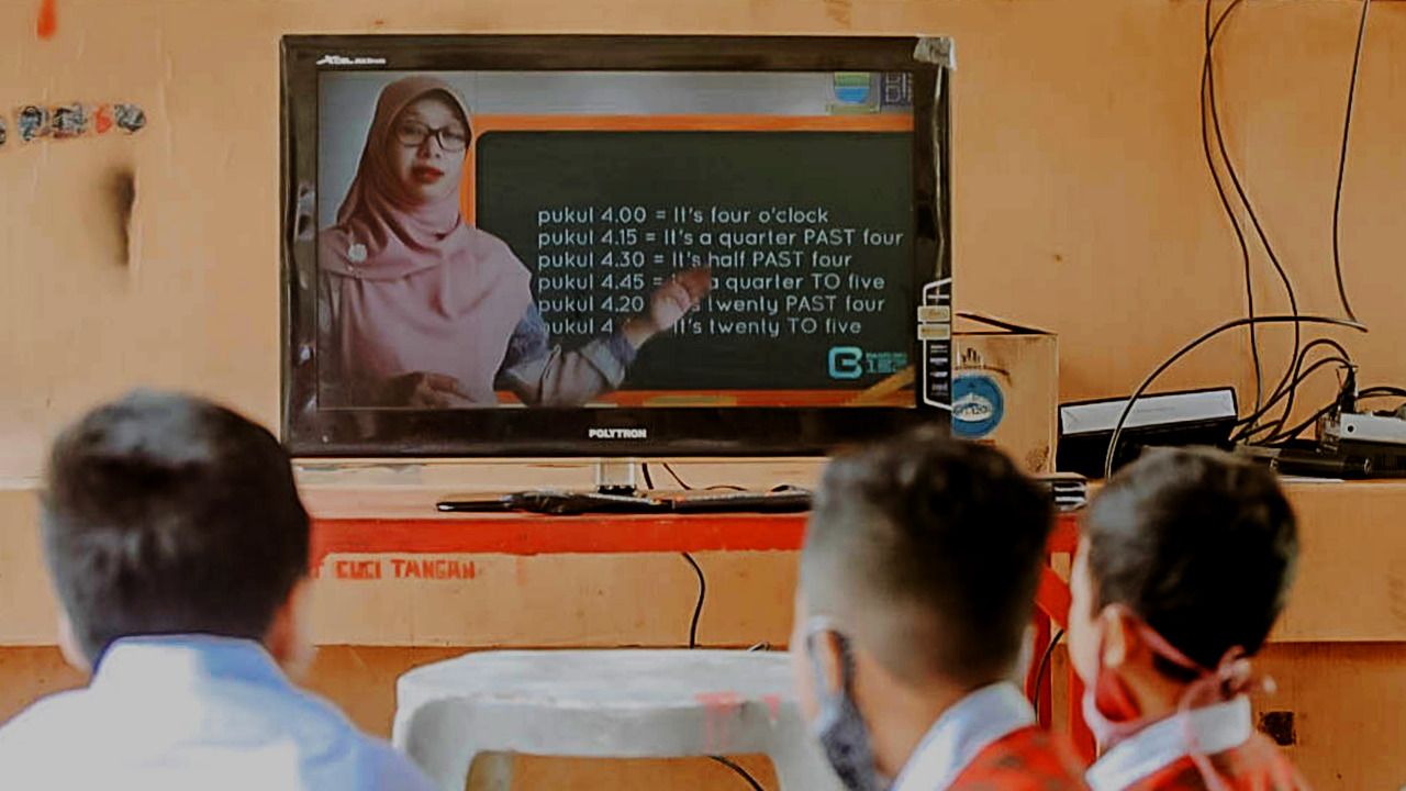 Siswa SD di Kota Bandung sedang mengikuti mata pelajaran melalui penanyangan PJJ di kanal tv Bandung132 hasil inovasi penggabungan teknologi broadcast dan internet oleh IBB-TV di salah satu kantor RW saat uji coba akhir Oktober 2020 lalu.