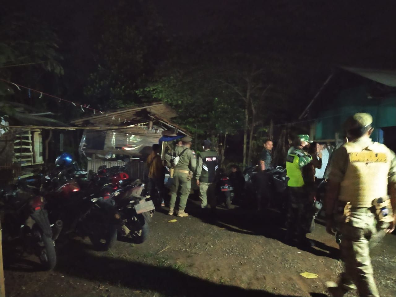 Tim gabungan keamanan Polsek, Koramil dan Satpol PP Pagaden sambangi dan bubarkan pengunjung warung remang-remang di Pagaden, Subang, lalu menutup tempat hiburan malam itu.