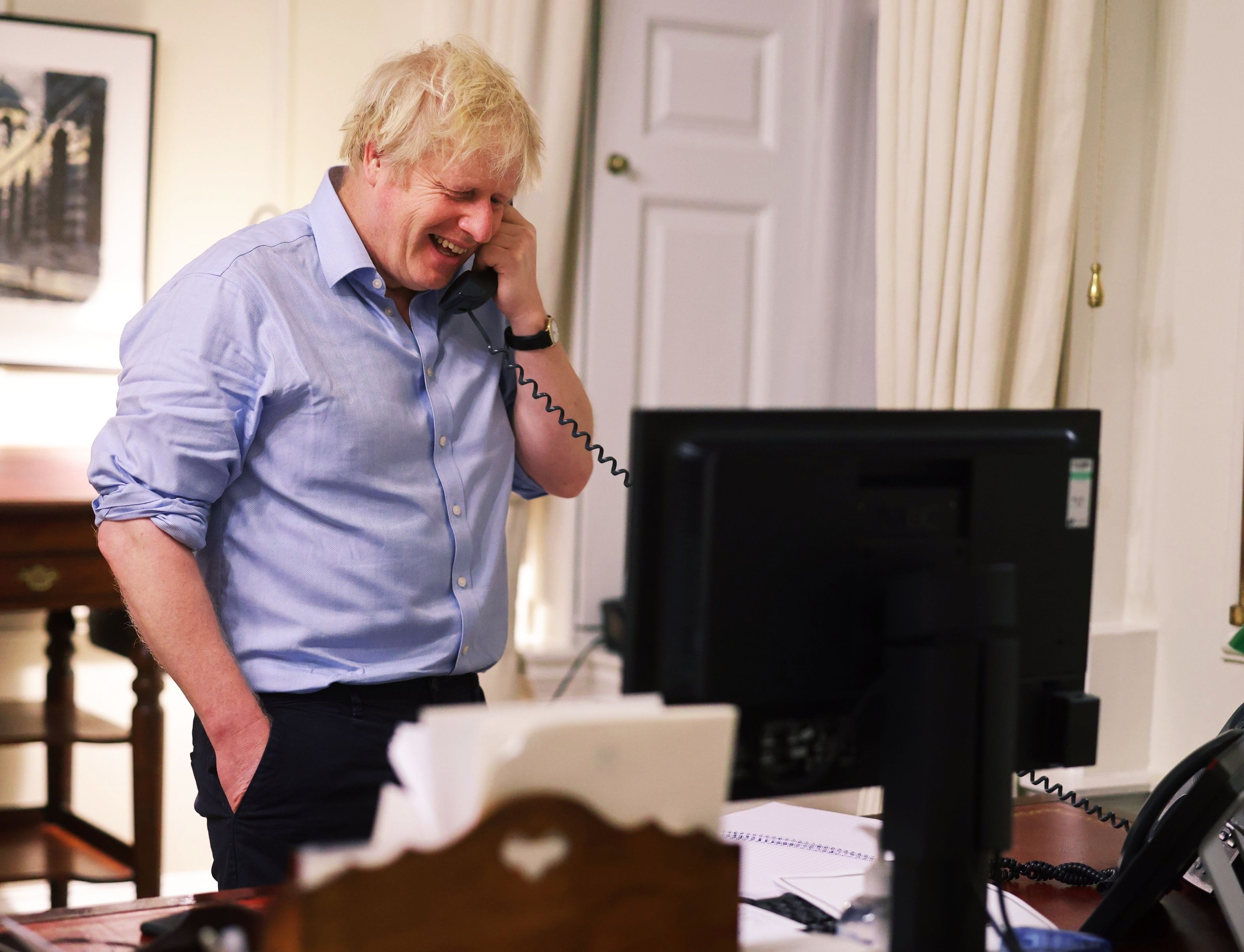 PM Inggris Boris Johnson sedang menelepon. Foto ini diposting Johnson di akun Twitter-nya usai menelepon Presiden AS Joe Biden / Foto: @BorisJohnson