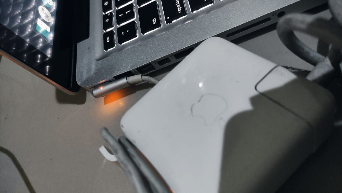 Ilustrasi Magsafe pada Macbook 2013