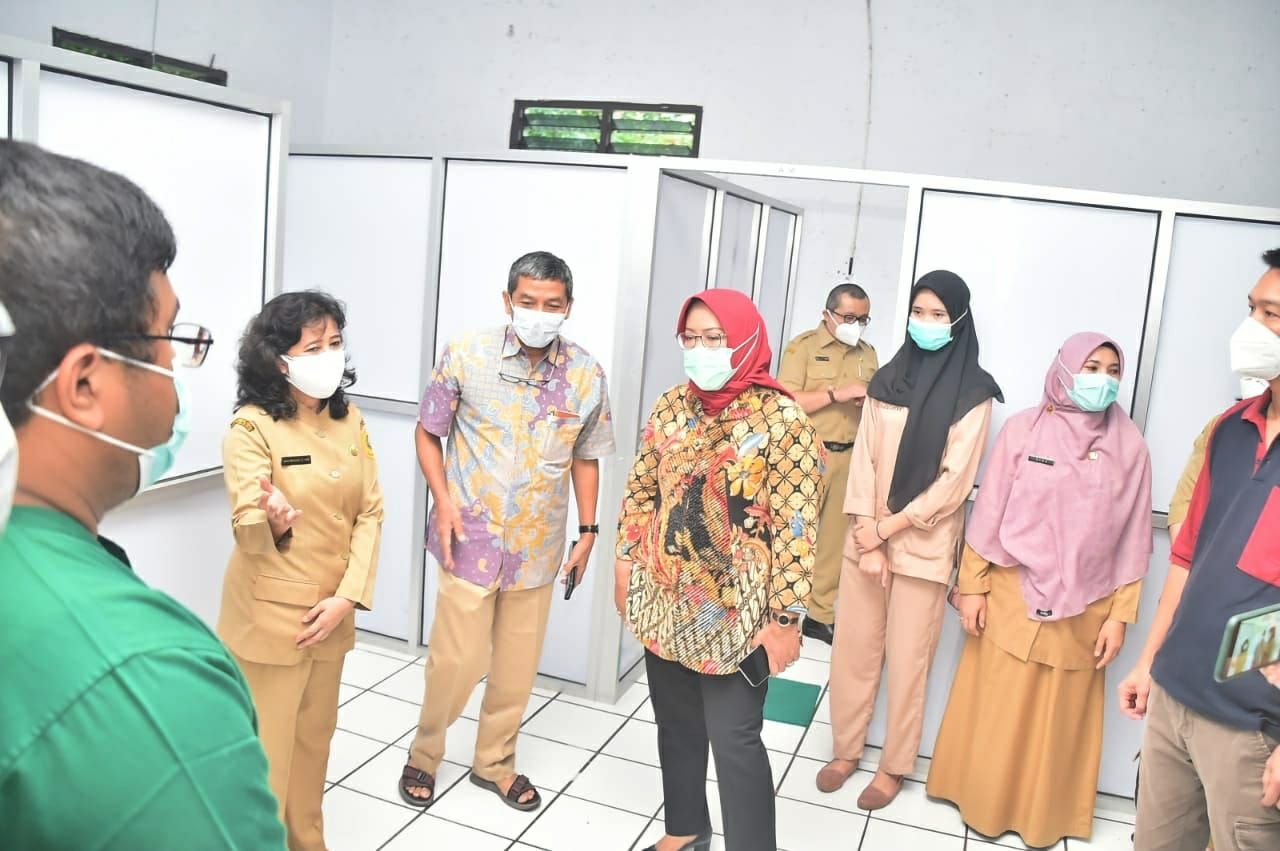 Bupati Bogor Ade Yasin saat meninjau persiapan pengoperasian pusat isolasi pasien positif Covid-19 di kawasan Puncak Bogor, tepatnya di wisma Cibogo, Megamendung, Kabupaten Bogor, Senin 25 Januari 2021.*