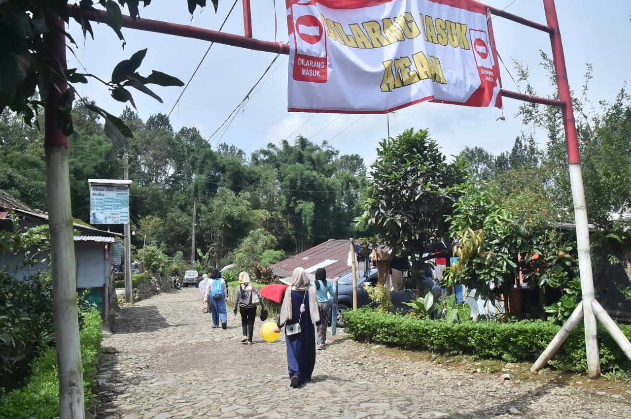 Pengungsi banjir bandang Gunung Mas, Puncak Bogor terlihat mulai kembali ke rumah masing-masing setelah situasi dan cuaca kondusif, Minggu 24 Januari 2021.