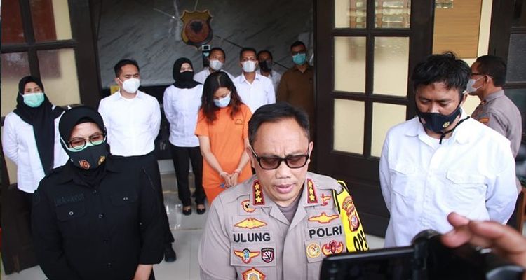 Pelaku (baju oranye) yang terbukti bawa kabur Katlen ke Medan, saat gelar perkara di Mapolrestabes Bandung, Senin 25 Januari 2021
