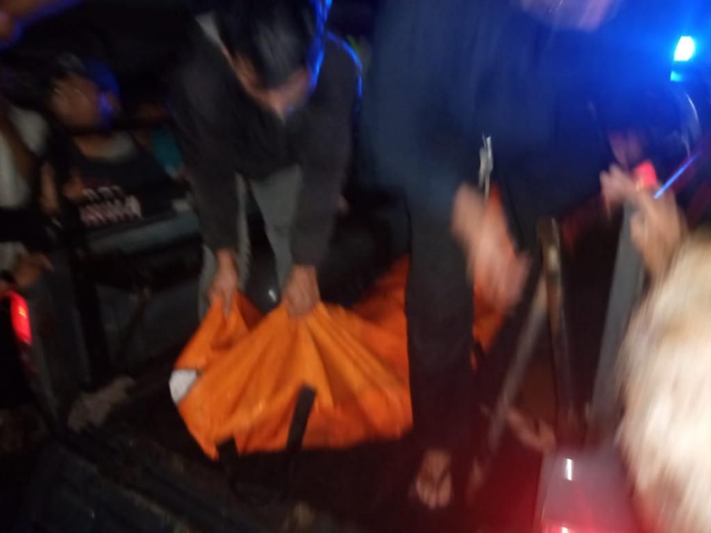 Jenazah Rizal yang dimasukan ke dalam kantung mayat saat hendak dievakuasi ke RS PMI Bogor.