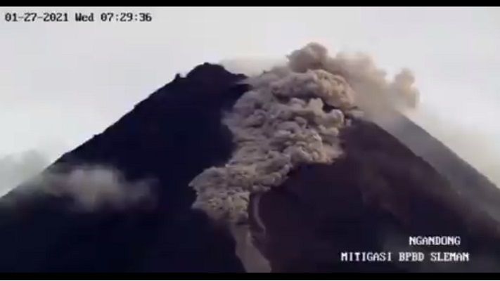 deti-detik gunung merapi mengeluarkan kepulan asap hitam Pada Rabu 27 Januari 2021 Pukul 07:29 WIB