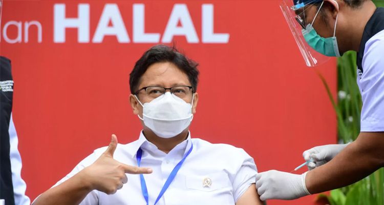 Menkes Budi Sadikin saat disuntik vaksin corona dosis kedua di Istana Kepresidenan, Rabu 27 Januari 2021. Budi sebut vaksin tersebut minim efek samping