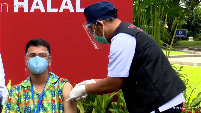 Raffi Ahmad ketika suntik vaksin kedua setelah Presiden Jokowi.
