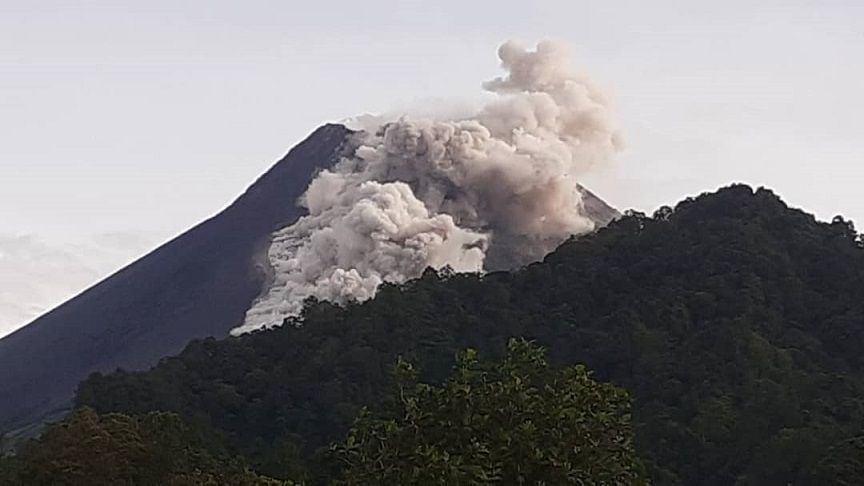 Erupsi Merapi  Sebabkan Hujan Abu Bercampur Pasir  Mengguyur 