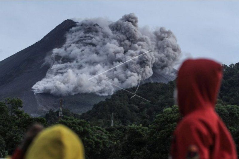 Awan panas guguran Gunung Merapi terlihat dari Kaliurang, Sleman, DI Yogyakarta, Rabu  27 Januari 2021