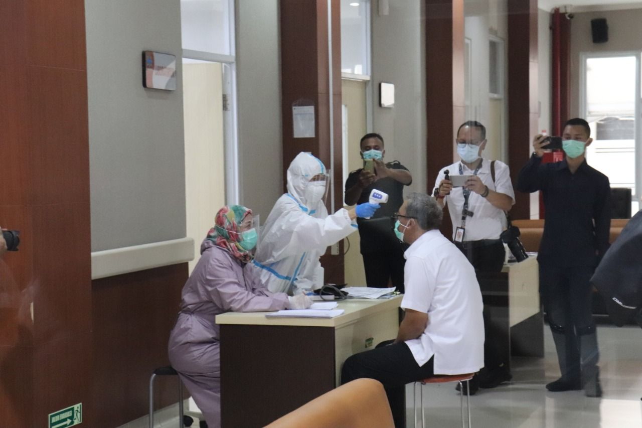Wakil Bupati Bogor Iwan Setiawan saat menjalani proses medical check up sebelum disuntik vaksin Covid-19.*
