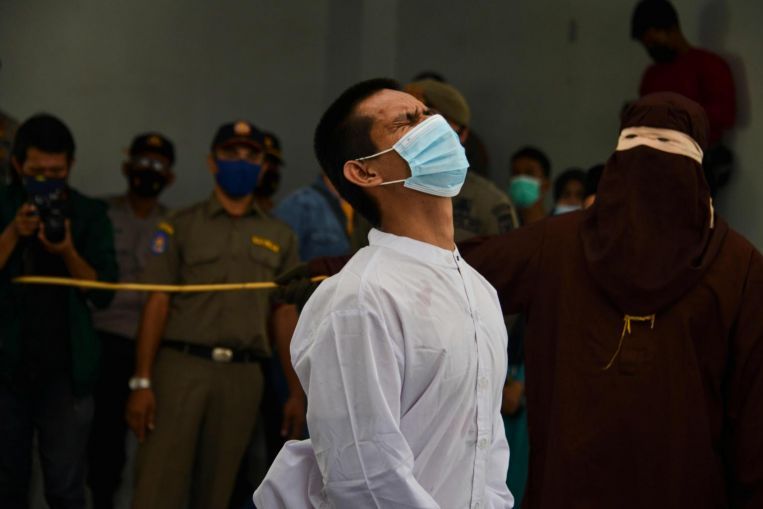 Seorang terpidana pelanggar Syariat Islam di Aceh meringis kesakitan saat algojo mengeksekusi dirinya.