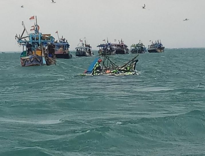 Perahu nelayan bertuliskan BRS Utama Pantura terbalik di Perairan Cirebon pada Rabu, 27 Januari 2021. Satu dari 14 ABK hilang dan belum ditemukan.