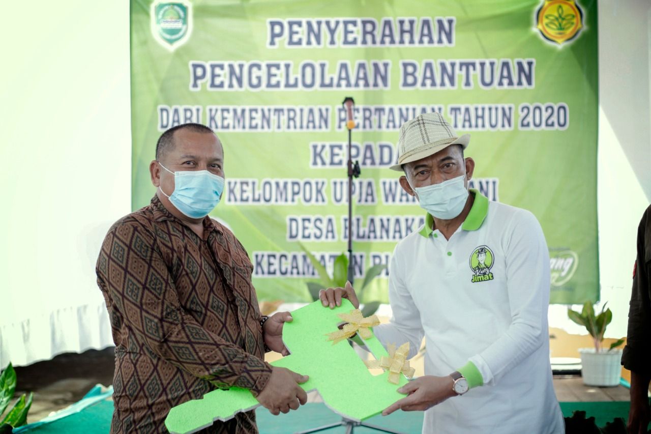 Bupati Ruhimat membantu para petani di Pantura Kabupaten Subang, menyerahkan simbolis kunci Eksavator bantuan Kementerian Pertanian kepada Ketua Kelompok Tani Blanakan -Zaenudin