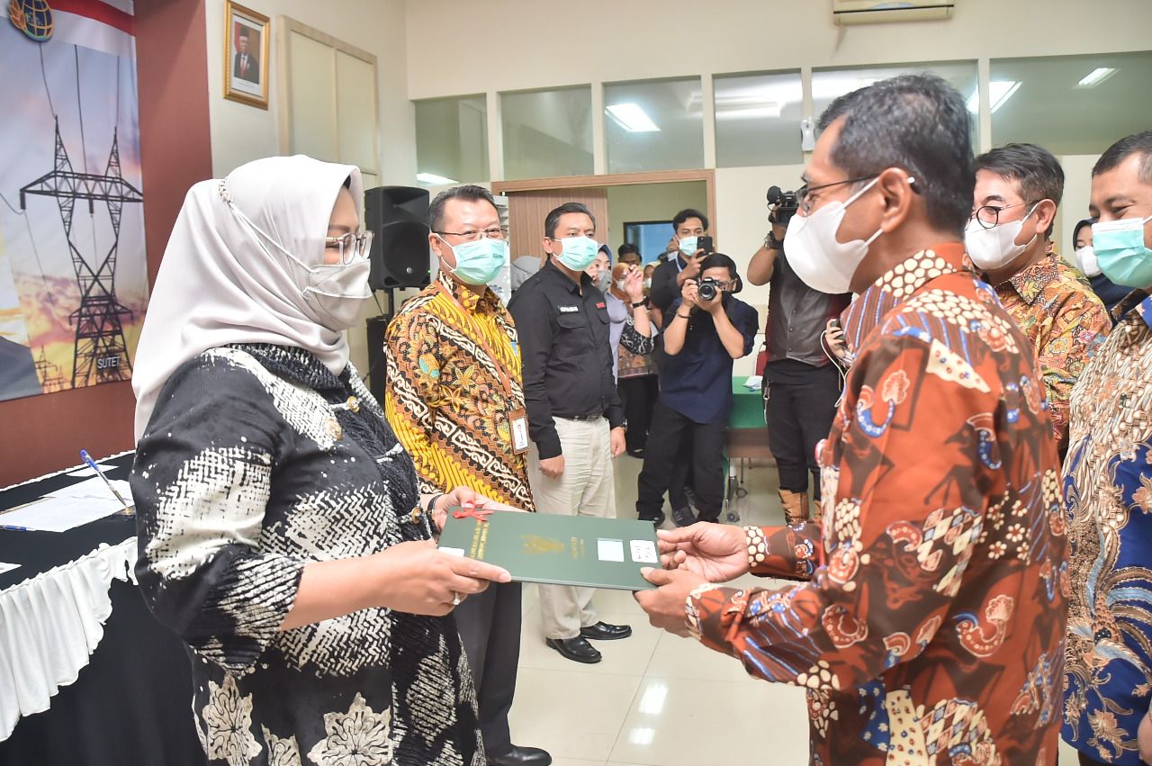 Bupati Bogor Ade Yasin menerima berkas sertifikat lahan milik Pemkab Bogor dari Kantor ATR/BPN.