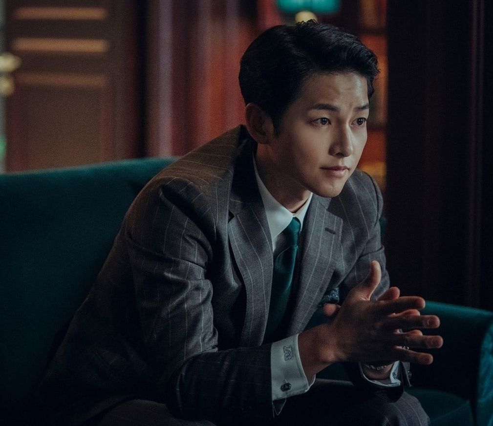 Song Joong-ki Kembali Hadir Dalam Drama Terbaru "Vincenzo" dimana Ia Memerankan Seorang Pria yang Bekerja Pada Mafia Italia.