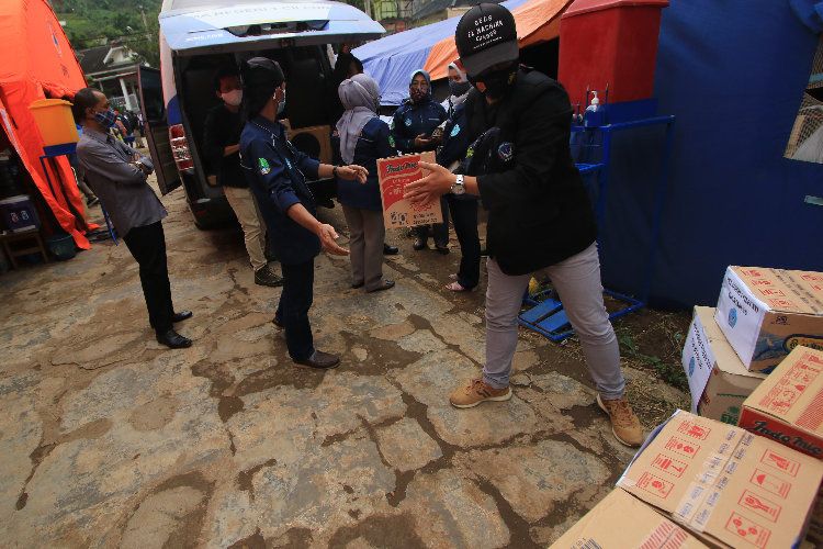 Petugas menerima sejumlah sumbangan sembako dari sejumlah donatur diantaranya dari SMAN1 Cileunyi di tenda pengungsian korban longsor Cimanggung di Desa Cihanjuang, Cimanggung, Kabupaten Sumedang, Kamis, 28 Januari 2021.