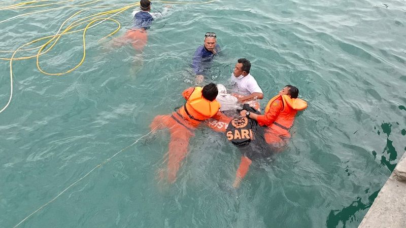 Akhirnya Tim Sar bersama penyelam tradisional berhasil menemukan Sairi tetapi nyawanya tak bisa diselamatkan lagi setelah tenggelam saat jatuh di Dermaga 2 Pelabuhan Cekukan Bawang Buleleng Bali, Jumat 29 Januari 2021.