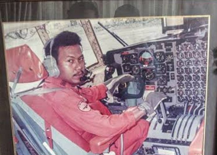Pilot Kapten Afwan kala bertugas sebagai pilot di masa mudanya. ANTARA/Yulius Satria Wijaya.