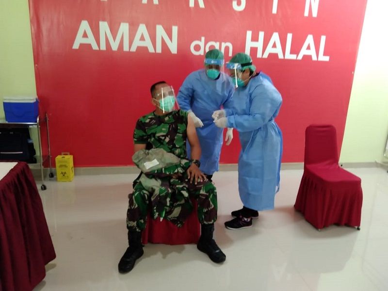 Dandim 1617/Jembrana Letkol Inf Hasrifuddin Haruna saat menjalani vaksinasi Jumat 29 Januari 2021.
