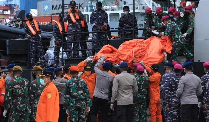Personel gabungan mengumpulkan 70 lebih kantong jenazah korban pesawat Sriwijaya Air SJ-182. /PMJ News