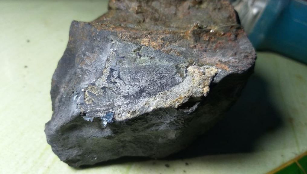Sebuah meteorit ditemukan di Lampung yang sebelumnya jatuh di rumah warga, pada Jumat, 29 Januari 2021.