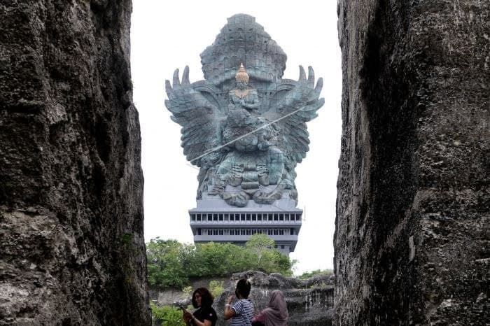 Wisatawan mengunjungi kawasan Garuda Wisnu Kencana (GWK) Cultural Park di Badung, Bali, Jumat (4/12/2020). Kawasan wisata GWK resmi dibuka kembali bagi kunjungan wisatawan dengan menerapkan protokol kesehatan yang ketat setelah ditutup sejak bulan Maret yang lalu akibat pandemi Covid-19.