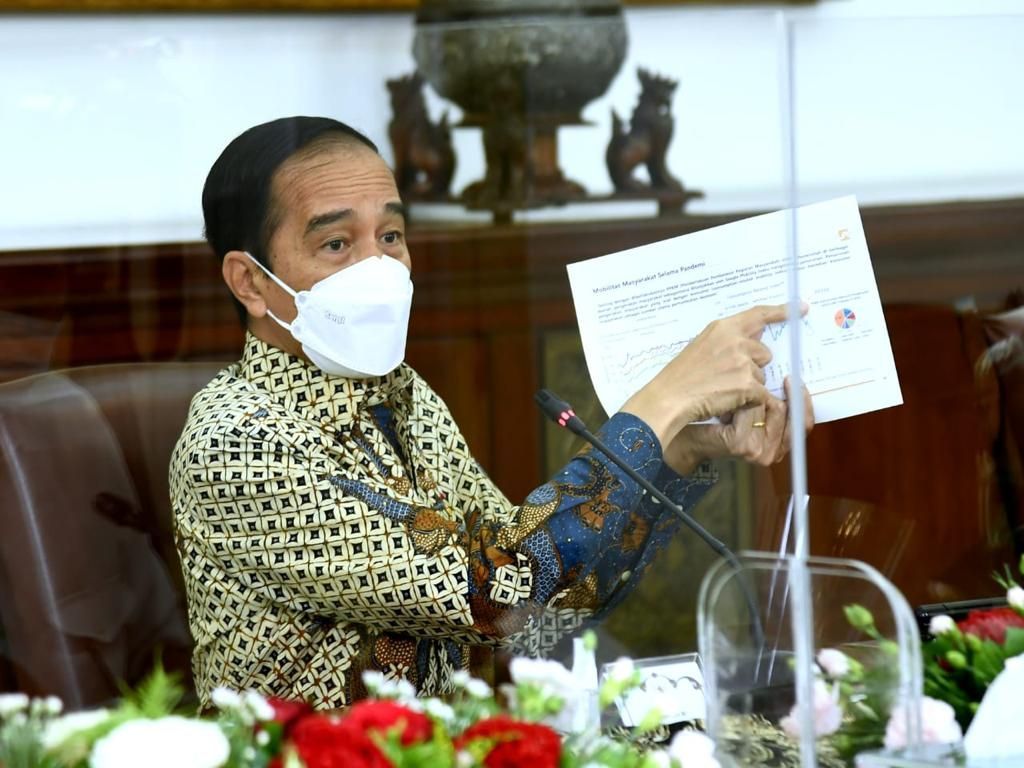 Presiden Jokowi saat memimpin rapat terbatas tentang penerapan PPKM demi melawan Covid-19.* /Twitter/@setkabgoid